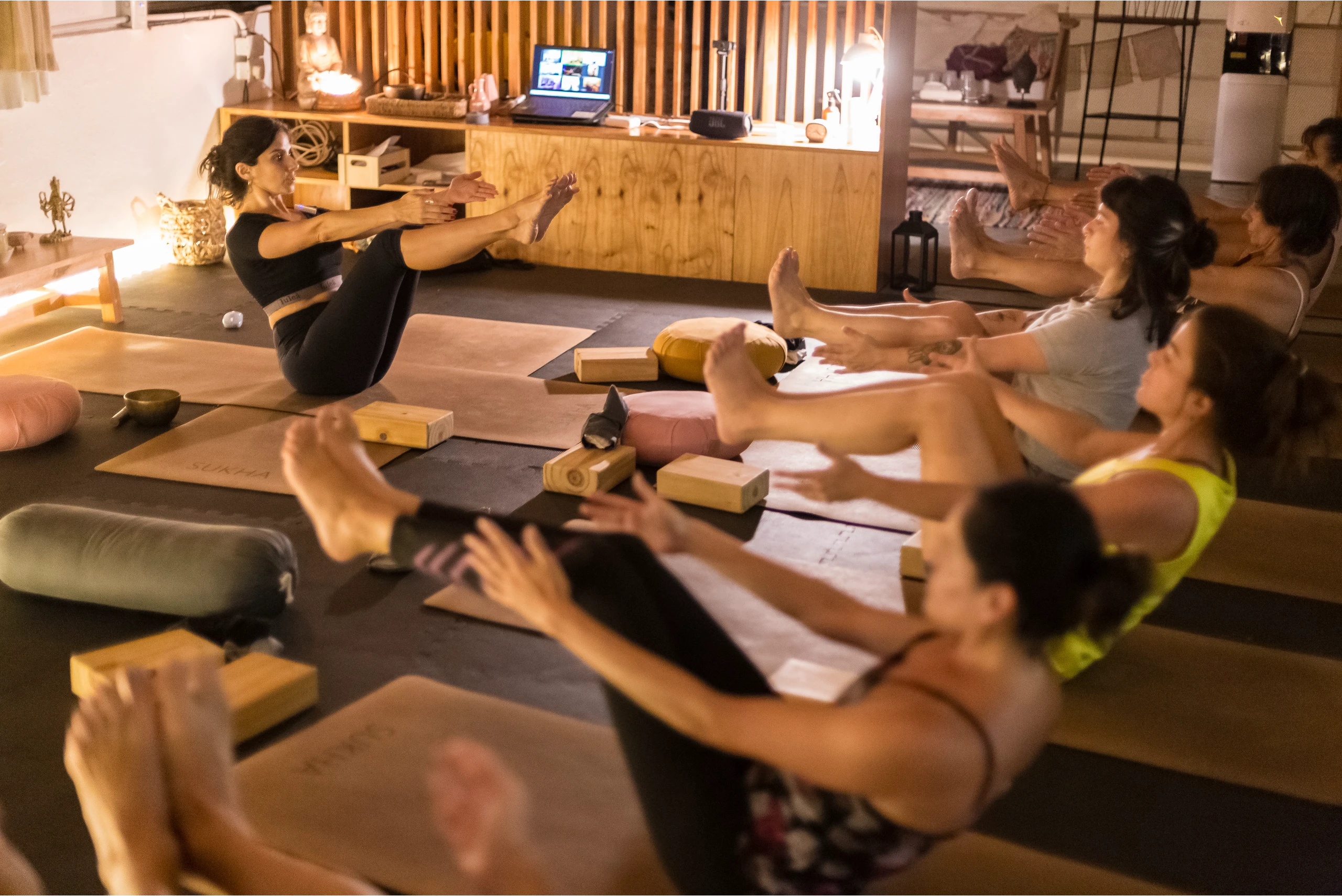 Profesorado de Yoga - Estudiantes practicando