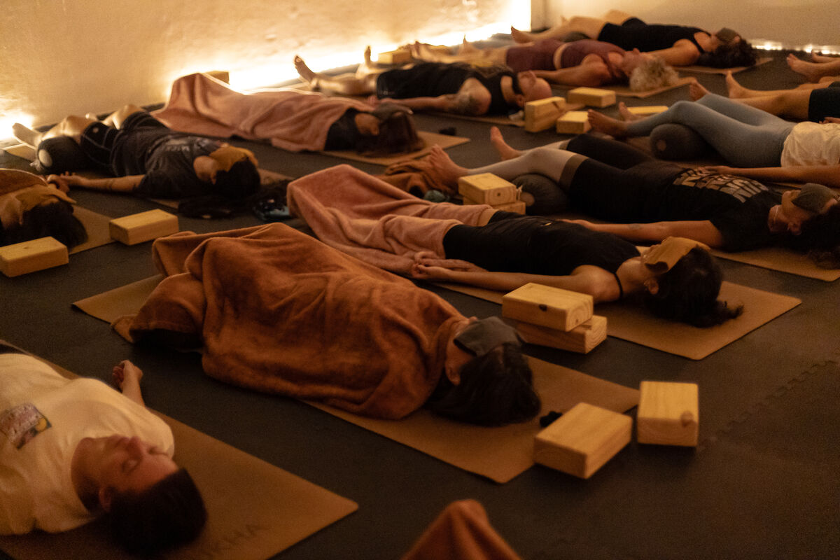 Clase grupal de Yoga